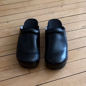 Black Dansko clogs in size 40